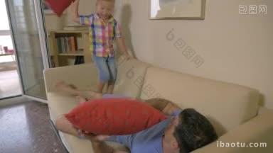 慢镜头:儿子和父亲在客厅沙发上用枕头<strong>打架</strong>，顽皮又调皮